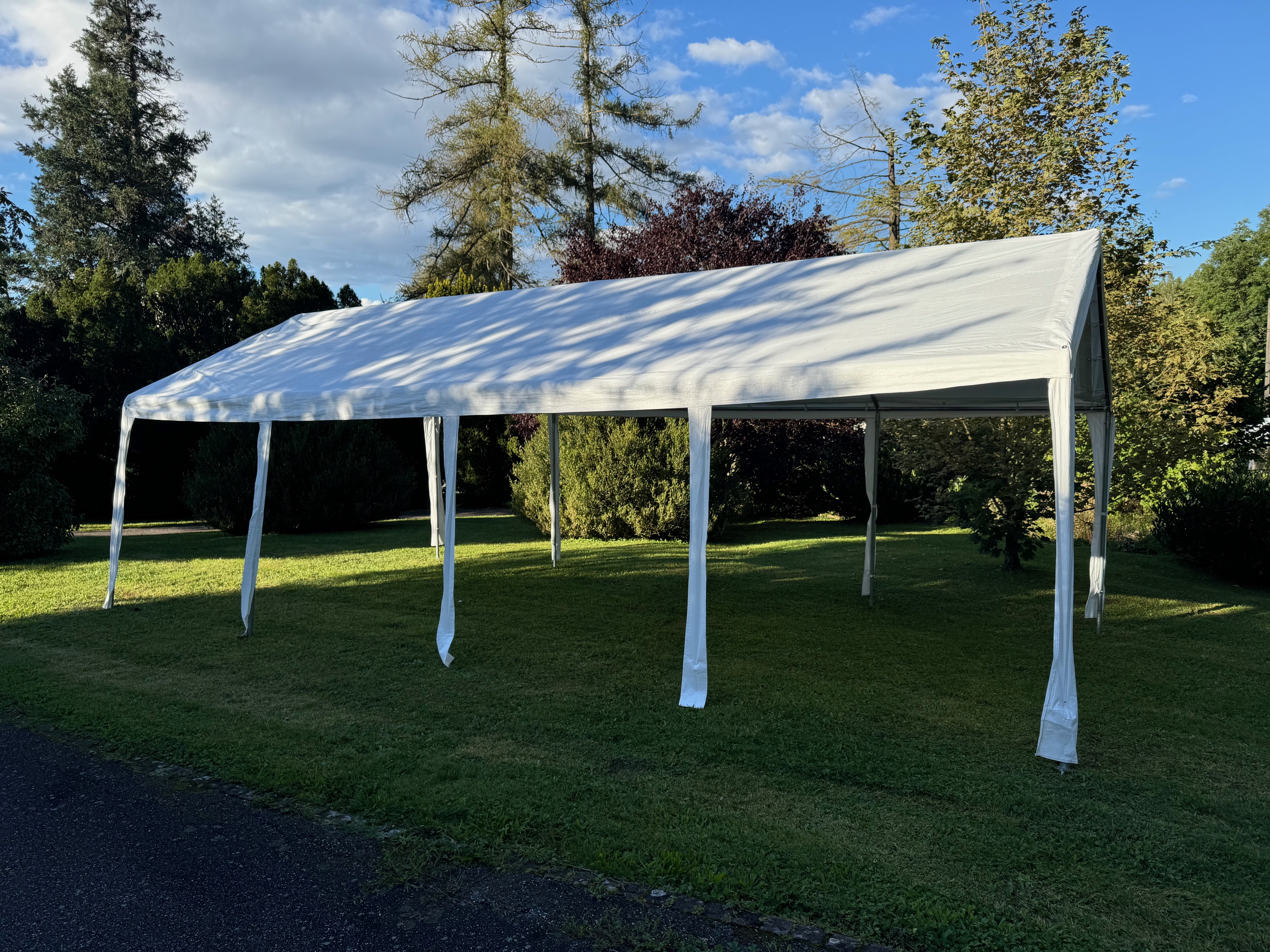 Tente de réception 4×8 m montée pour un mariage à Gérardmer